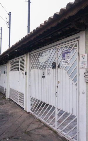 Casa à venda com 100m², 2 quartos e 2 vagas Casa à venda com 100m², 2 quartos e 2 vagasFachada