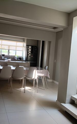 Casa à venda com 195m², 3 quartos e 2 vagasSala