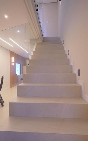 Casa para alugar com 197m², 3 quartos e 2 vagasEscada de acesso ao 2°piso
