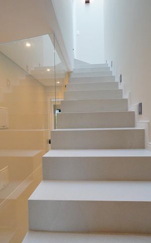 Casa para alugar com 197m², 3 quartos e 2 vagasEscada de acesso ao 3°piso