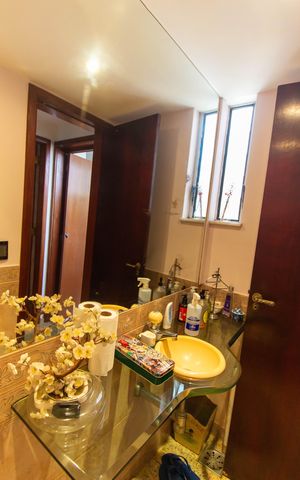 Apartamento à venda com 300m², 3 quartos e 3 vagas Apartamento à venda com 300m², 3 quartos e 3 vagasLavabo
