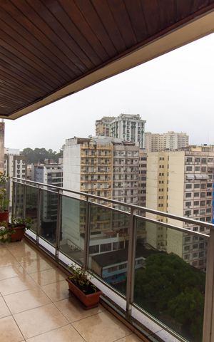 Apartamento à venda com 300m², 3 quartos e 3 vagas Apartamento à venda com 300m², 3 quartos e 3 vagasVaranda