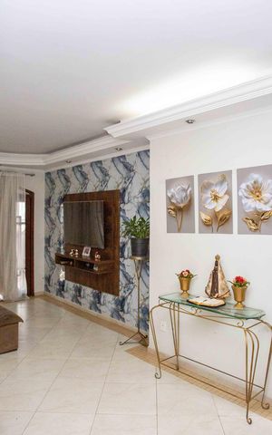 Casa à venda com 130m², 4 quartos e 2 vagasSala de TV