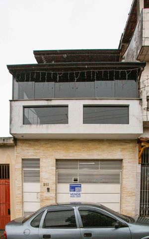 Casa à venda com 130m², 4 quartos e 2 vagasFachada