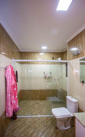 Casa à venda com 130m², 4 quartos e 2 vagasBanheiro da Suíte