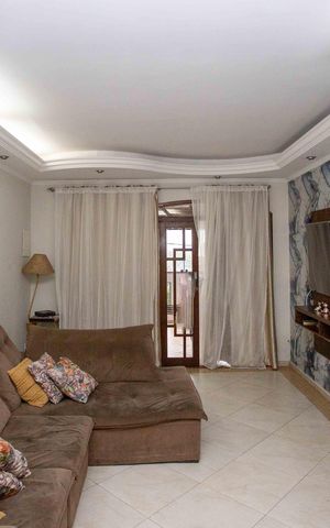Casa à venda com 130m², 4 quartos e 2 vagasSala de TV