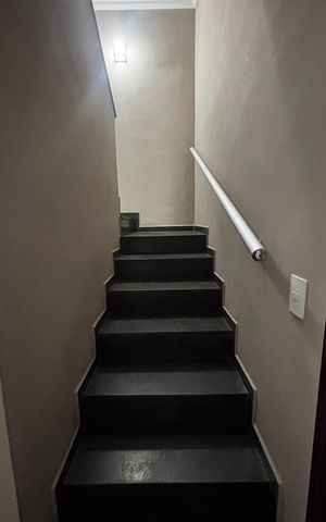 Casa para alugar com 158m², 2 quartos e 2 vagas Casa para alugar com 158m², 2 quartos e 2 vagasEscada