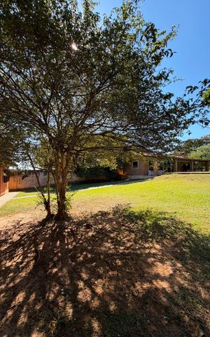 Casa à venda com 2500m², 4 quartos e 8 vagas Casa à venda com 2500m², 4 quartos e 8 vagasÁrea externa