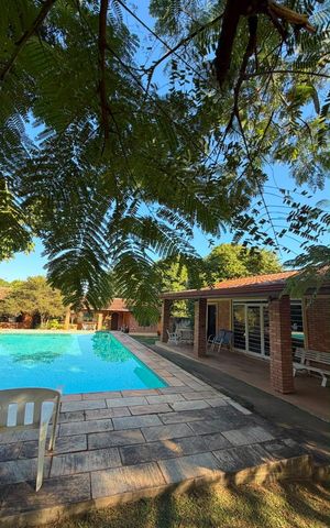 Casa à venda com 2500m², 4 quartos e 8 vagas Casa à venda com 2500m², 4 quartos e 8 vagasÁrea externa