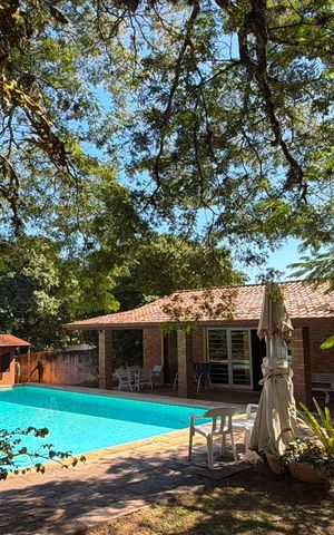 Casa à venda com 2500m², 4 quartos e 8 vagas Casa à venda com 2500m², 4 quartos e 8 vagasÁrea externa