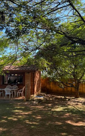 Casa à venda com 2500m², 4 quartos e 8 vagas Casa à venda com 2500m², 4 quartos e 8 vagasÁrea externa