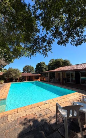 Casa à venda com 2500m², 4 quartos e 8 vagas Casa à venda com 2500m², 4 quartos e 8 vagasÁrea externa