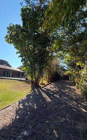 Casa à venda com 2500m², 4 quartos e 8 vagas Casa à venda com 2500m², 4 quartos e 8 vagasÁrea externa