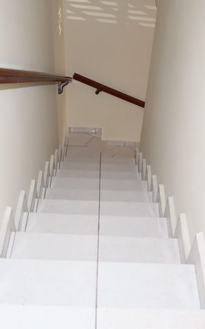 Casa à venda com 68m², 2 quartos e 2 vagasEscada