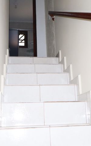 Casa à venda com 68m², 2 quartos e 2 vagasEscada