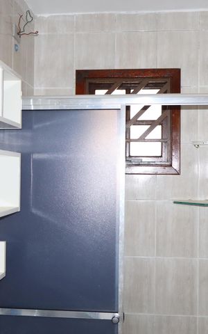 Casa à venda com 68m², 2 quartos e 2 vagasBanheiro andar superior