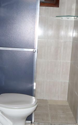 Casa à venda com 68m², 2 quartos e 2 vagasBanheiro andar superior