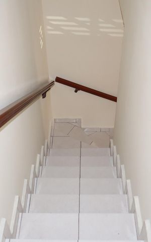Casa à venda com 68m², 2 quartos e 2 vagasEscada