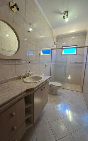 Casa de condomínio à venda com 293m², 3 quartos e 4 vagasBanheiro da suíte