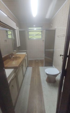 Casa para alugar com 150m², 3 quartos e 2 vagas Casa para alugar com 150m², 3 quartos e 2 vagasBanheiro
