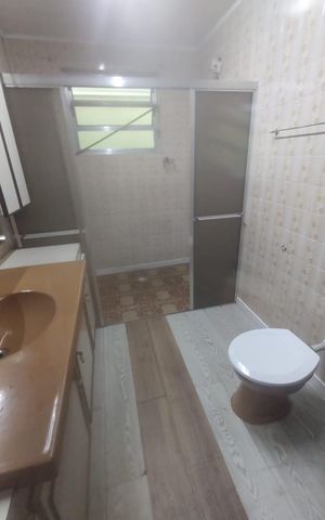 Casa para alugar com 150m², 3 quartos e 2 vagas Casa para alugar com 150m², 3 quartos e 2 vagasBanheiro