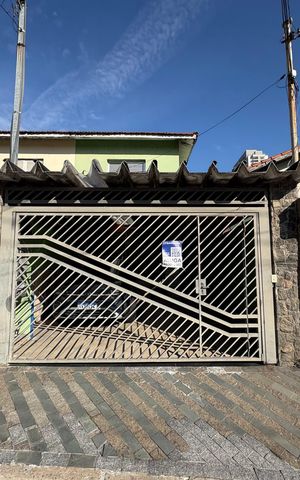 Casa à venda com 115m², 2 quartos e 2 vagas Casa à venda com 115m², 2 quartos e 2 vagasFachada