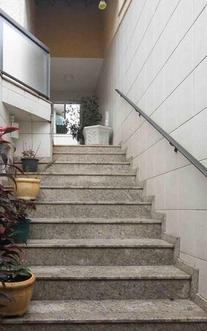 Casa para alugar com 260m², 4 quartos e 4 vagas Casa para alugar com 260m², 4 quartos e 4 vagasEscada