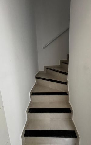 Apartamento para alugar com 85m², 2 quartos e 1 vaga Apartamento para alugar com 85m², 2 quartos e 1 vagaEscada