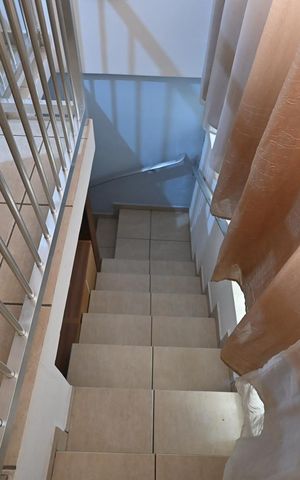 Casa para alugar com 224m², 3 quartos e 2 vagasEscada