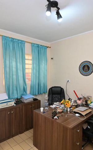 Casa para alugar com 224m², 3 quartos e 2 vagasEscritório