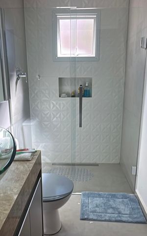 Casa de condomínio para alugar com 320m², 3 quartos e 6 vagas Casa de condomínio para alugar com 320m², 3 quartos e 6 vagasBanheiro da Suíte 2