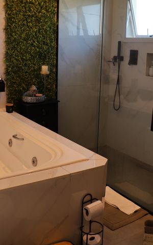 Casa de condomínio para alugar com 320m², 3 quartos e 6 vagas Casa de condomínio para alugar com 320m², 3 quartos e 6 vagasBanheiro da Suíte 3