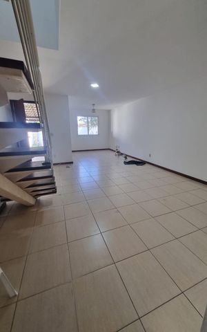 Casa à venda com 143m², 3 quartos e 2 vagas Casa à venda com 143m², 3 quartos e 2 vagasSala