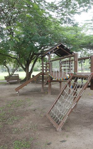 Casa de condomínio para alugar com 200m², 4 quartos e 2 vagasÁrea comum - Playground