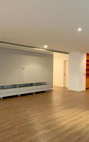 Apartamento à venda com 355m², 3 quartos e 5 vagas Apartamento à venda com 355m², 3 quartos e 5 vagasSala de TV