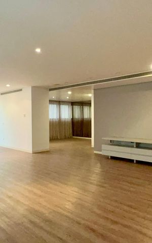 Apartamento à venda com 355m², 3 quartos e 5 vagas Apartamento à venda com 355m², 3 quartos e 5 vagasSala de TV
