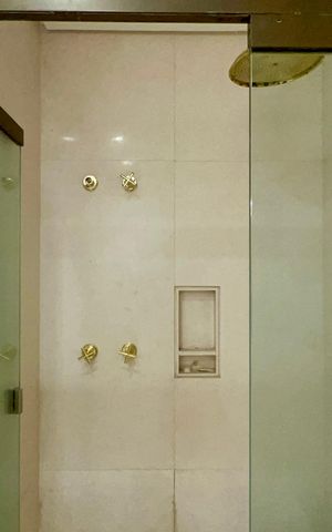 Apartamento à venda com 355m², 3 quartos e 5 vagas Apartamento à venda com 355m², 3 quartos e 5 vagasBanheiro da Suíte
