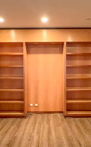 Apartamento à venda com 355m², 3 quartos e 5 vagas Apartamento à venda com 355m², 3 quartos e 5 vagasBiblioteca