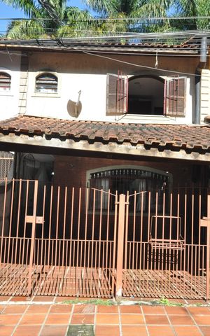 Casa à venda com 156m², 3 quartos e 2 vagasFachada