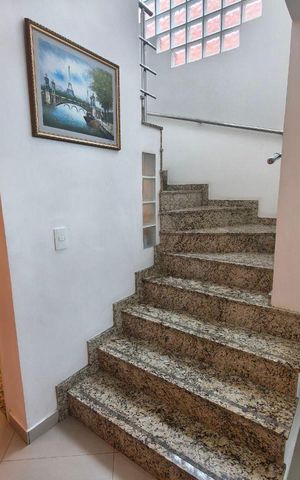 Casa à venda com 248m², 3 quartos e 3 vagas Casa à venda com 248m², 3 quartos e 3 vagasEscada