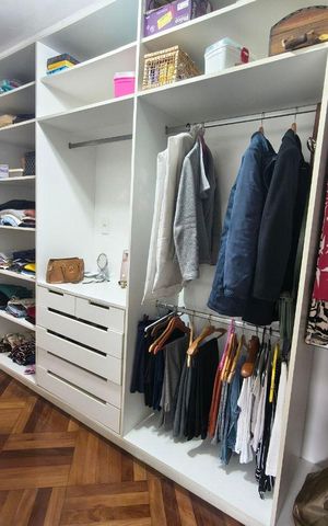 Casa à venda com 248m², 3 quartos e 3 vagas Casa à venda com 248m², 3 quartos e 3 vagasCloset