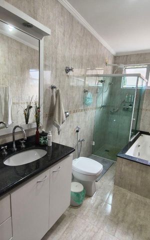 Casa à venda com 248m², 3 quartos e 3 vagas Casa à venda com 248m², 3 quartos e 3 vagasBanheiro