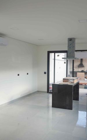 Casa de condomínio à venda com 131m², 2 quartos e 2 vagasSala e Cozinha