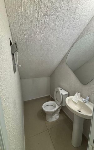 Casa à venda com 570m², 3 quartos e 2 vagas Casa à venda com 570m², 3 quartos e 2 vagasBanheiro