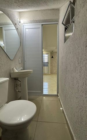 Casa à venda com 570m², 3 quartos e 2 vagas Casa à venda com 570m², 3 quartos e 2 vagasBanheiro
