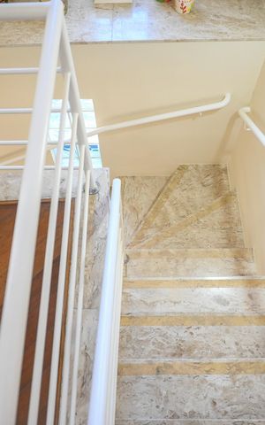 Casa de condomínio à venda com 120m², 3 quartos e 2 vagas Casa de condomínio à venda com 120m², 3 quartos e 2 vagasEscada para Quartos