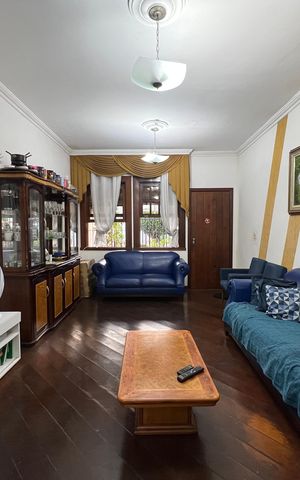 Casa à venda com 210m², 3 quartos e 2 vagas Casa à venda com 210m², 3 quartos e 2 vagasSala