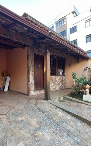 Casa à venda com 210m², 3 quartos e 2 vagas Casa à venda com 210m², 3 quartos e 2 vagasFachada