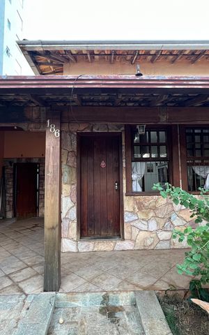 Casa à venda com 210m², 3 quartos e 2 vagas Casa à venda com 210m², 3 quartos e 2 vagasFachada
