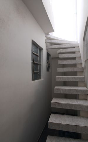 Casa à venda com 96m², 3 quartos e 2 vagasEscada / fundos da casa